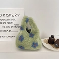 Détail du sac à main en peluche vert avec motifs floraux et doublure à carreaux - Marguerite Verte Laine d'Agneau