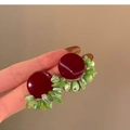 Detalle de pendientes geométricos redondos de acrílico con piedras de resina rojas y verdes - Contraste Rojo y Verde (Pin de Plata)