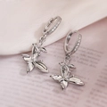 Silberne Schmetterlings-Ohrhänger mit Zirkonia-Steinen auf elegantem weißem Satin - Silber Polierter Schmetterling (45165)