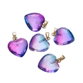 Vista dettagliata di ciondoli a cuore sfumato viola-blu con chiusure dorate per gioielli - Piccolo Vetro Blu Viola (10 pz/confezione)