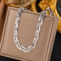 Collana a treccia multifilo d'argento presentata su un portagioie beige raffinato - Collana a Triplo Filo (XLH391) / Colore acciaio