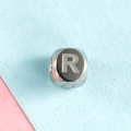 Perle cube en acier inoxydable argenté avec lettre R en relief pour bijoux DIY - Lettre R