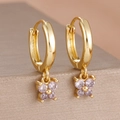 Macro des créoles plaquées or 18 carats avec pendentifs fleurs en zircon violet - Boucles d'oreilles pendantes papillon (Y27359) / Ensemble deux pièces / Or - Mauve clair