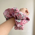 Dettaglio del grande elastico per capelli floreale con motivi sfumati rosa stile Monet - Rosa Marmorizzato