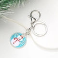 Détails d'un porte-clés bonhomme de neige en argent avec émail bleu et strass brillants - Bonhomme de Neige B Argent (D2857)