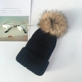 Schwarze Winter-Strickmütze mit einem großen, flauschigen braunen Kunstfellbommel - Erwachsenengröße (56-60cm) / Schwarz