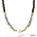 Collana di perle elegante con spinelli neri, distanziatori oro e perla bianca - Collana Oro con Perline Nere (KCD824)