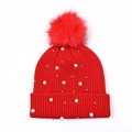 Dettaglio cappello in maglia rossa con pompon, perle bianche e perline metalliche - Rosso