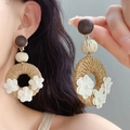 Vue détaillée de boucles d'oreilles en paille tressée avec fleurs et perles blanches - 19# Tige en argent - Rotin café avec 3 fleurs blanches (P)