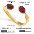Dettaglio macro del bracciale in acciaio dorato con misure e intarsio in agata rossa - Stile Oro con Gemma Rossa (JDB0109015)