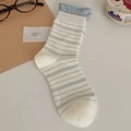 Gestreifte Baumwollsocken in Creme und Hellblau mit Rüschenbündchen und Strickstruktur - Einheitsgröße / Milchiges Blau
