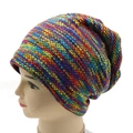 Détails de la maille multicolore et de la texture d'un bonnet slouchy chaud pour hiver - Taille Unique Adulte (Élastique) / Mélange Violet Jaune Bleu