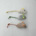 Trois jouets souris en peluche pour chat avec oreilles colorées et queues tressées - Ensemble de 3 Souris (Style Image)