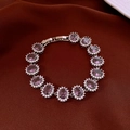 Detaillierte Makroansicht eines Armbands mit lila Edelsteinen und weißen Diamanten auf Seide - Silber-Lila (Oval Halo)