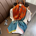Grand foulard carré en soie avec imprimé héraldique orange et sarcelle et perle bijou - 24110-image Principale / 110*110CM