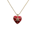 Vue détaillée d'un pendentif cœur doré avec émail rouge, gemmes colorées et pierre carrée - Rouge