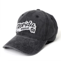 Détail de l'écusson brodé vintage Florida sur casquette en denim délavé avec bords usés - Réglable / Noir