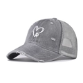 Casquette trucker grise délavée avec broderie patte de cœur et maille respirante - Gris