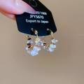 Vista detallada de pendientes de aro bañados en oro 18k con cristales y etiquetas - Oro (Bañado en Oro de 18K)