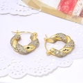 Pendientes de aro dorados retorcidos en forma de U con circonitas y encaje blanco - Aro Trenzado con Pavé de Circonia (ZYN-DME341G-3)