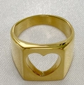 Anello in acciaio inossidabile dorato con cuore traforato su seta bianca pura - US 6 / Oro