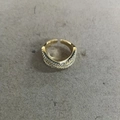 Eleganter 14K vergoldeter, verstellbarer Kreuzring mit Zirkonia-Steinen besetzt - 14k Vergoldeter Überkreuzter Stil / Einstellbar Offen / Gold