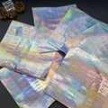 Dettaglio macro di adesivi con lettere olografiche con finitura laser arcobaleno - 14x13cm Tipo Laser