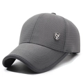 Gorra de béisbol de malla gris oscuro transpirable con un logo de escudo metálico premium - Ajustable / gris oscuro