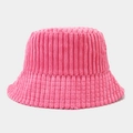 Detalle macro del gorro de pana rosa que muestra la textura de pana gruesa y el tejido suave - M (56-58cm) / Rosa
