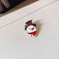 Dettaglio di una spilla pupazzo di neve in smalto con sciarpa rossa per Natale - Pupazzo di neve