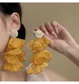 Détail macro de grandes boucles d'oreilles fleur en organza jaune avec clous dorés - 10# Aiguille d'Argent - Jaune