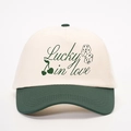 Gorra de béisbol Lucky in Love bordada con dados y cerezas en color beige y verde - Crema/Verde Oscuro