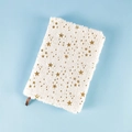 Weißes Plüsch-Notizbuch mit goldenen Sternen und braunem Lesezeichen auf Blau - A5 Linierte Seiten / Viele Sterne Weiß