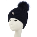 Détail du bonnet en tricot bleu marine avec pompon en fourrure et lettre M en strass - L(58-60cm) / Bleu marine