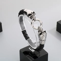 Schwarzes geflochtenes Lederarmband für Herren mit Totenkopfmotiven und Ringverschluss - 22cm / Doppelter Totenkopf Ring Geflochtener Stil (KB123994-BDJX)