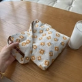 Dettaglio macro della borsa in lino e cotone con ricamo floreale giallo - Piccola borsa a mano sottobraccio