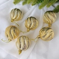 Set di 6 palline di Natale dorate con texture a spirale su rami di pino e sfondo in tulle bianco - Oro (6 pezzi/confezione)