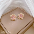 Bloemoorbellen met roze zirkoon en goudlaagje, gewicht 5.5g en afmeting 1.7x1.7cm - Roze Bloem Oorknopjes