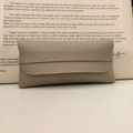 Astuccio per occhiali minimalista in pelle taupe con chiusura classica a busta - Grigio