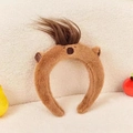 Detail eines flauschigen braunen Capybara-Stirnbands mit süßen Ohren und Haarbüschel - Capybara mit langen Haaren