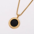 Dettaglio della collana placcata oro 18k con ciondolo tondo nero e strass scintillanti - Oro Tondo Con Catena