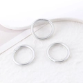Tre bracciali rigidi argento minimalisti con finitura opaca su sfondo bianco pulito - Set di 3 anelli accessori argento opaco (50013 (Anello))