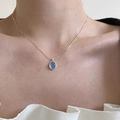 Collana minimalista in argento con pendente ovale azzurro indossata sul collo - Gemma Ovale Blu Chiaro (XL22442)