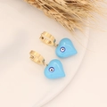 Dettaglio di orecchini a cuore dorati con occhio azzurro su un piatto bianco - 4# Blu Lago