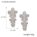 Pendientes de flor plateada con capas que miden 4,3 cm de largo y 2,2 cm de ancho - F1302-Triple Flor en Capas / Color Acero