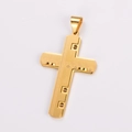 Detalle de un colgante de cruz de doble capa en acero inoxidable dorado con textura - Sin Cadena / Dorado