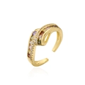 Primer plano de un anillo bañado en oro 18K con circonitas de colores y piedras blancas - Abierto Ajustable / Multicolor geométrico cruzado (12342)