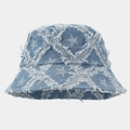 Dettaglio dei bordi sfilacciati e dei motivi a stelle sul cappello da pescatore in denim - M (56-58cm) / Azzurro