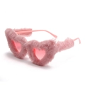 Vue détaillée des lunettes de soleil en peluche rose en forme de cœur pour les enfants - Rose