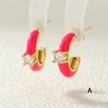 Dettaglio di orecchini a cerchio in smalto rosa placcati oro con pietra di zircone - Rosa Rosso
